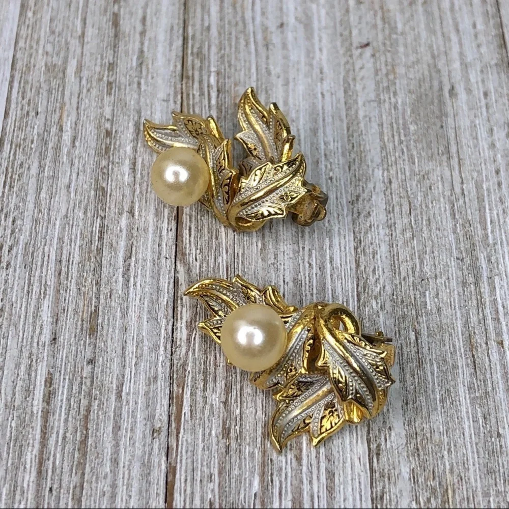 Vintage Damascene Arabesque Leaves Pear Clip-on